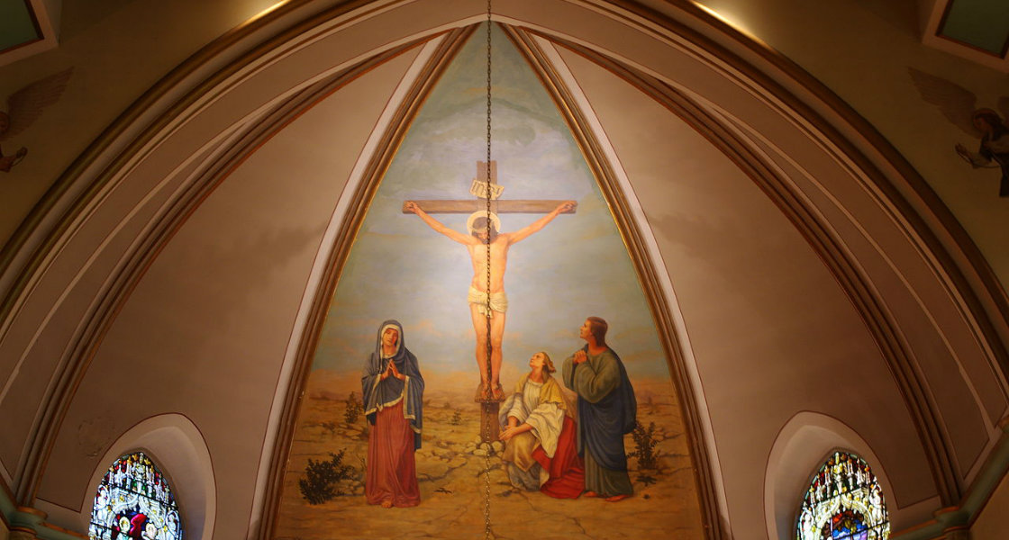 Saint Patrick, katolsk kyrka i Columbus Ohio. Interiör absid, korsfästelsen. Foto: Nheyob