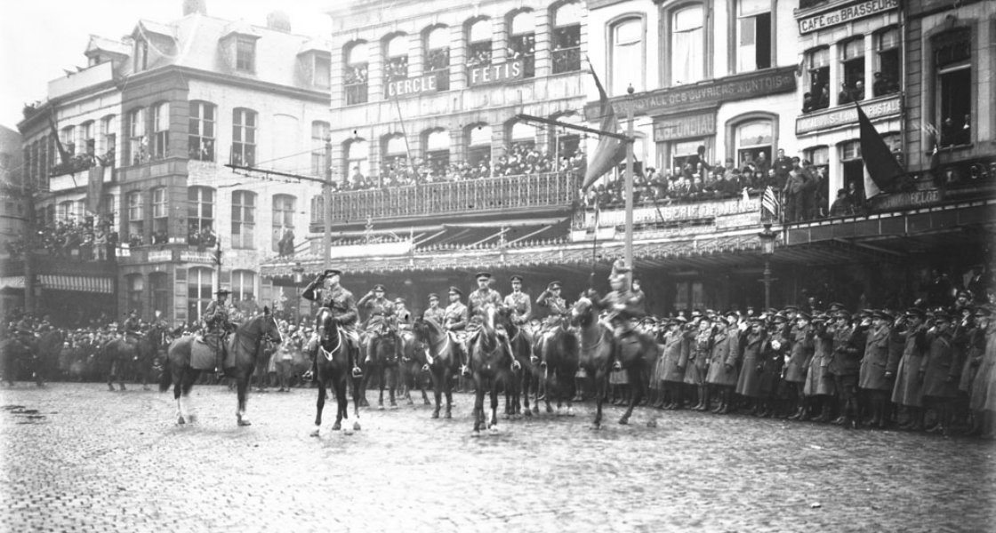 Arthur Currie i Mons, 1918. Library and Archives Canada.