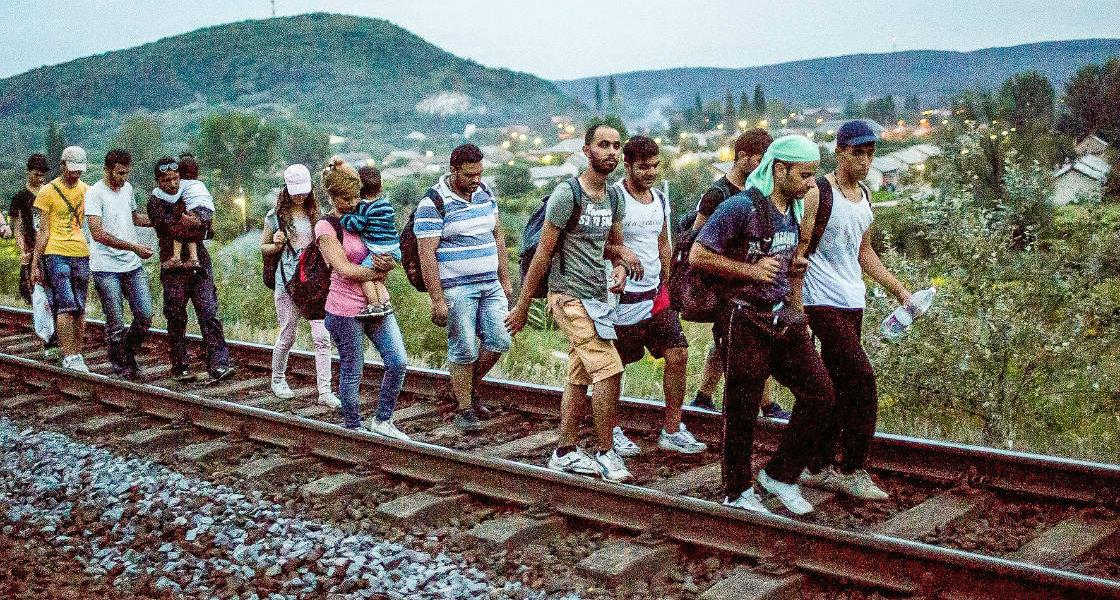 Flyktingar från kriget i Syrien nära Tatabanya 57 km väster om Budapest, Ungern, 4/9 2015.