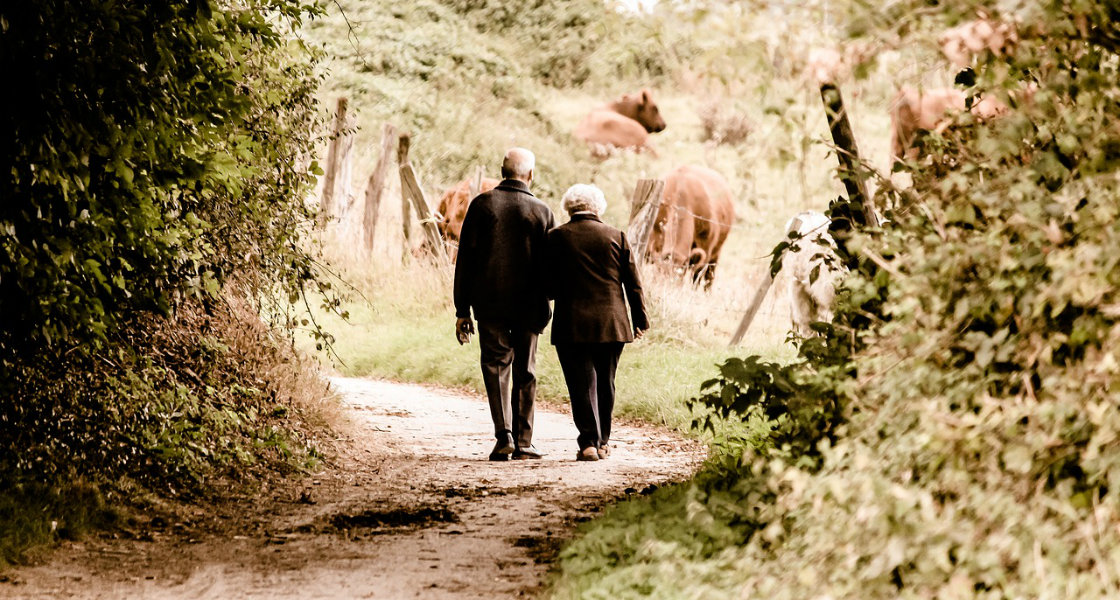 Äldre par på söndagspromenad. Foto: Pixabay/Susanne Pälmer